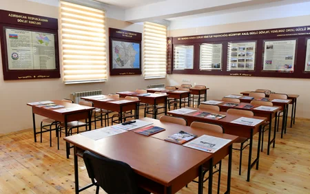 İlham Əliyev MN-in komando hərbi hissələrinin birində yaradılan şəraitlə tanış olub, hərbi hissəyə Döyüş bayrağını təqdim edib