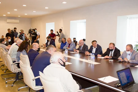 Jurnalistlər xarici media qurumları və beynəlxalq təşkilatlara müraciət qəbul edib