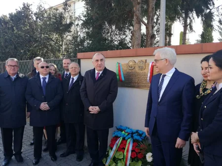 Elmar Məmmədyarov Polşada Xalq Cümhuriyyəti ilə bağlı xatirə lövhəsinin açılışı mərasimində iştirak edib