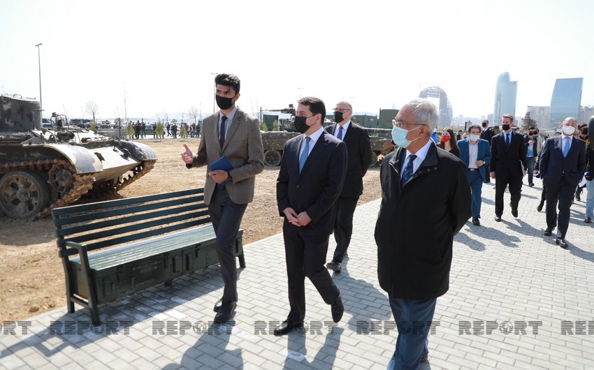 Beynəlxalq konfransın iştirakçıları Bakıda Hərbi Qənimətlər Parkında olublar