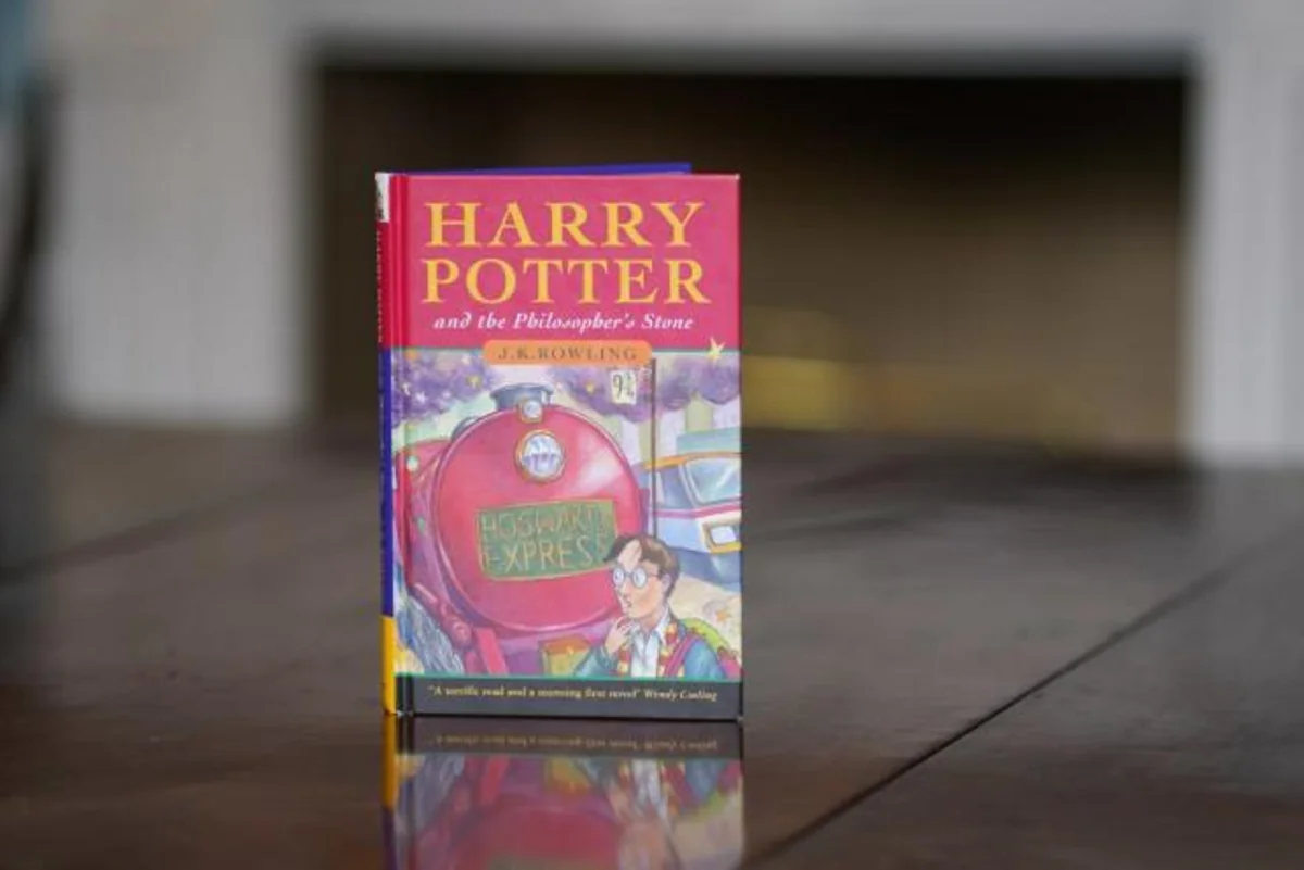 Первое издание книги Гарри Поттер и философский камень продали за 36 тыс. фунтов