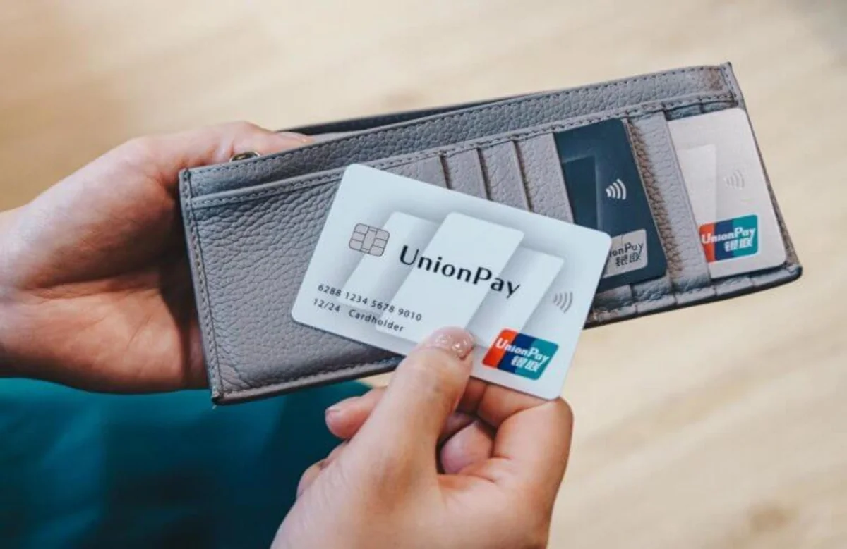 Чешские банки прекратили обслуживать пластиковые карты UnionPay из России