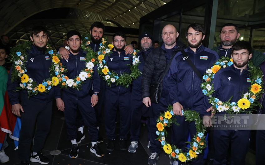 Avropa çempionu olan Azərbaycanın sərbəst güləş millisi Vətənə qayıdıb