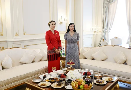 Leyla Əliyeva Türkmənistan Xalq Məsləhəti sədrinin qızı Oquldjaxan Atabayeva ilə görüşüb