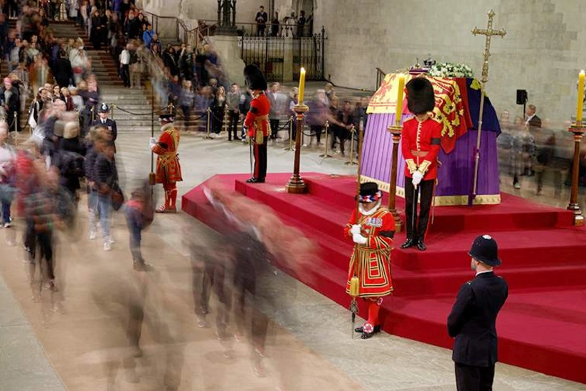 Гроб с телом Елизаветы II опущен в королевский склеп в часовне Виндзорского замка
