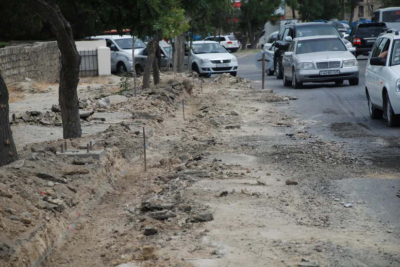 ​Bakıda İmam Zaman məscidinin qarşısındakı yol qazılır
