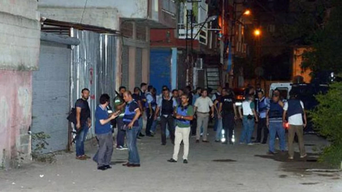 ​Türkiyədə silahlı şəxslərin polisə hücumu nəticəsində 3 asayiş keşikçisi yaralanıb, 1 polis ölüb
