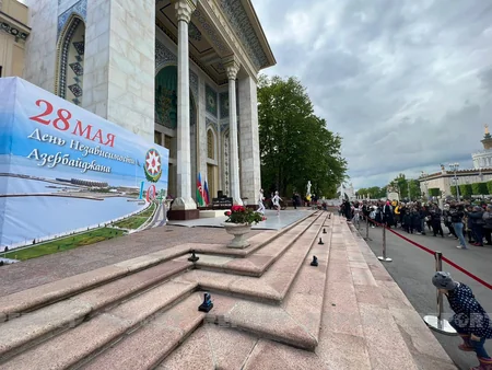 Под открытым небом в павильоне Азербайджан на ВДНХ отметили День независимости
