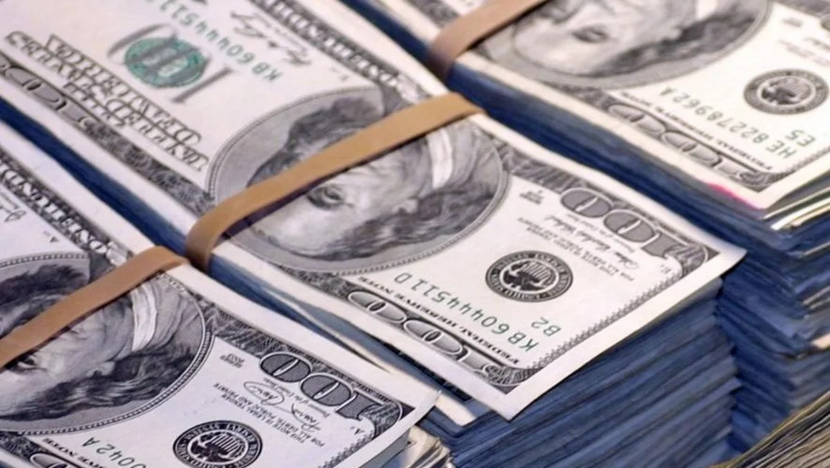 Американец обнаружил 43 тыс. долларов в подержанном диване  - ФОТО