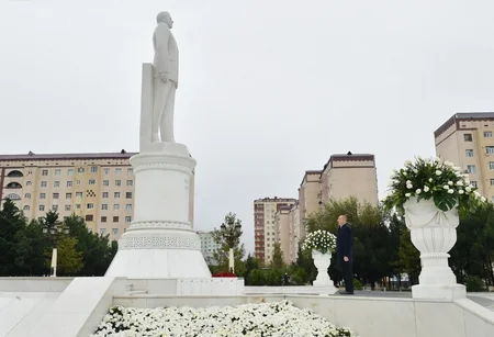 Prezident İlham Əliyev Sumqayıtda Ulu Öndərin abidəsini ziyarət edib
