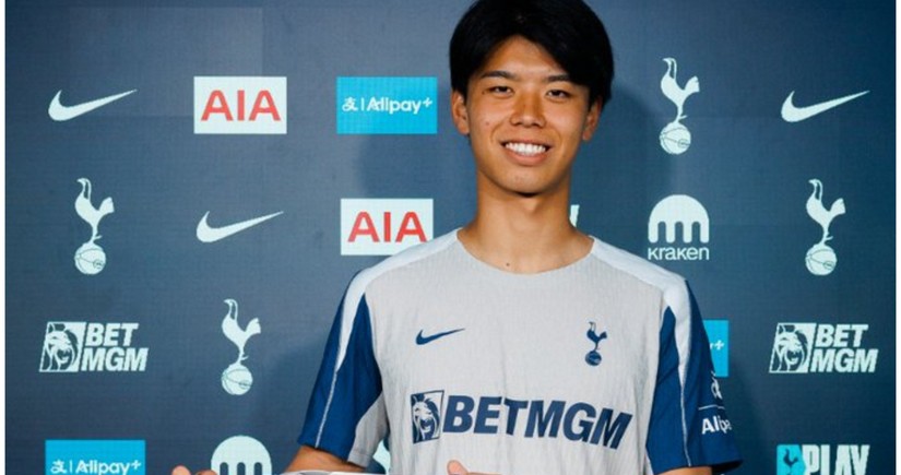 Tottenham signs Japan defender Takai for $6.8M