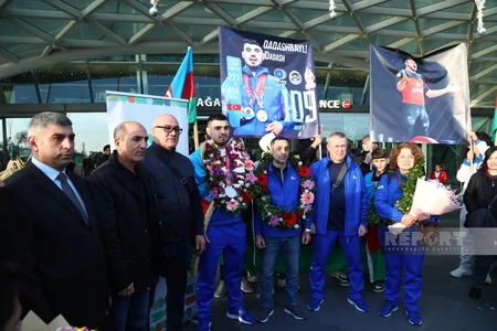 Dünya çempionatında gümüş medal qazanan Azərbaycan ağırlıqqaldıranı Vətənə qayıdıb