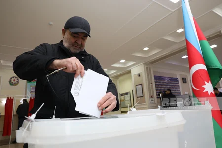 Paytaxtdakı seçki məntəqələrində seçici fəallığı davam edir - FOTOREPORTAJ