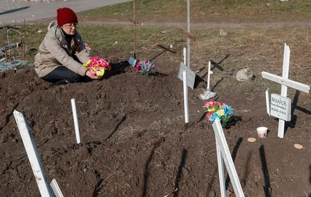 В Мариуполе жители хоронят своих родственников на улицах