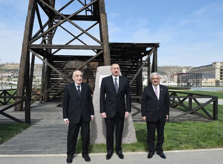 Prezident Bibiheybət mədəninin ərazisində dünyada sənaye üsulu ilə qazılmış ilk quyunun bərpadan sonrakı vəziyyəti ilə tanış olub - YENİLƏNİB-2