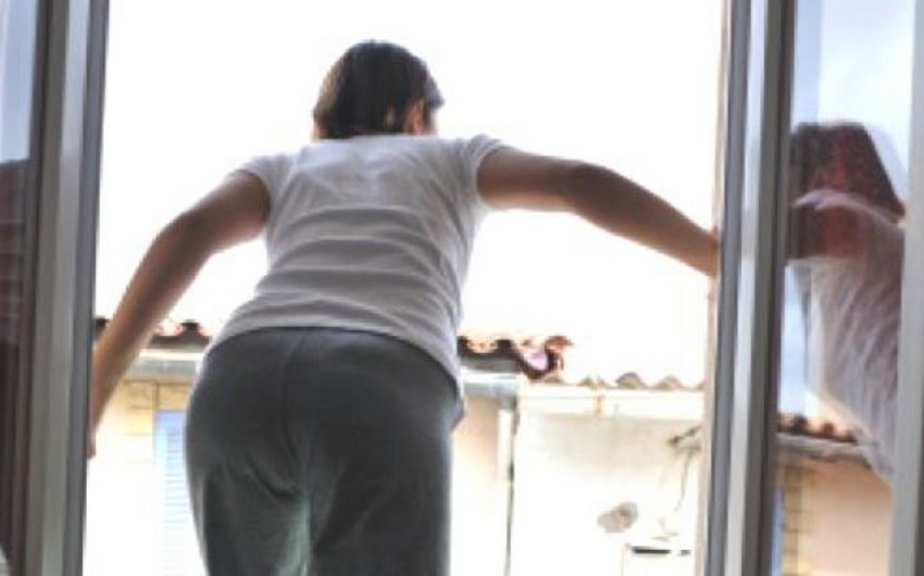 Bakıda 26 yaşlı qız özünü binanın eyvanından atıb