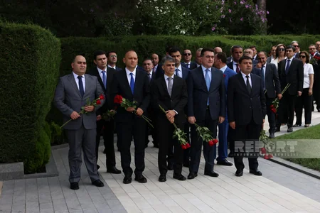 XİN-in rəhbər heyəti Fəxri və Şəhidlər xiyabanlarını ziyarət edib
