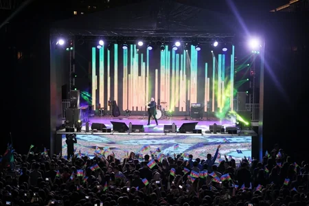 Heydər Əliyev Mərkəzinin parkında Müstəqillik Günü münasibətilə konsert olub