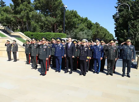Müdafiə Nazirliyinin rəhbərliyi Fəxri xiyabanı və Şəhidlər xiyabanını ziyarət edib