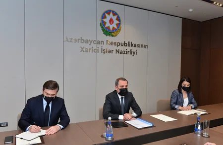 Ceyhun Bayramov Serbiya səfirinin etimadnaməsinin surətini qəbul edib