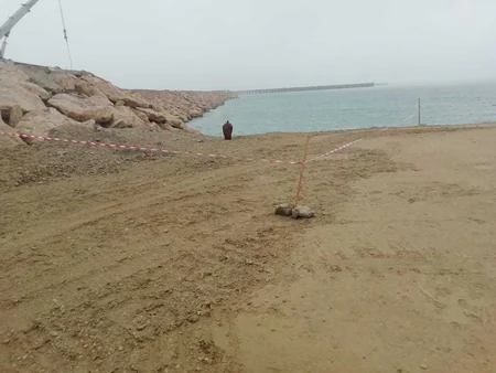 Bakıda dəniz sahilində üzən istiqamətverici nişan tapılıb