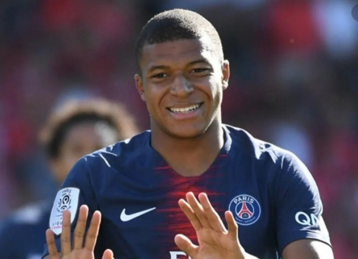 Форвард ПСЖ Мбаппе стал жертвой мошенников