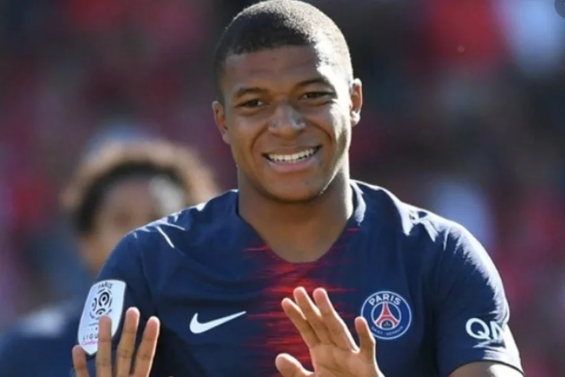 Форвард ПСЖ Мбаппе стал жертвой мошенников