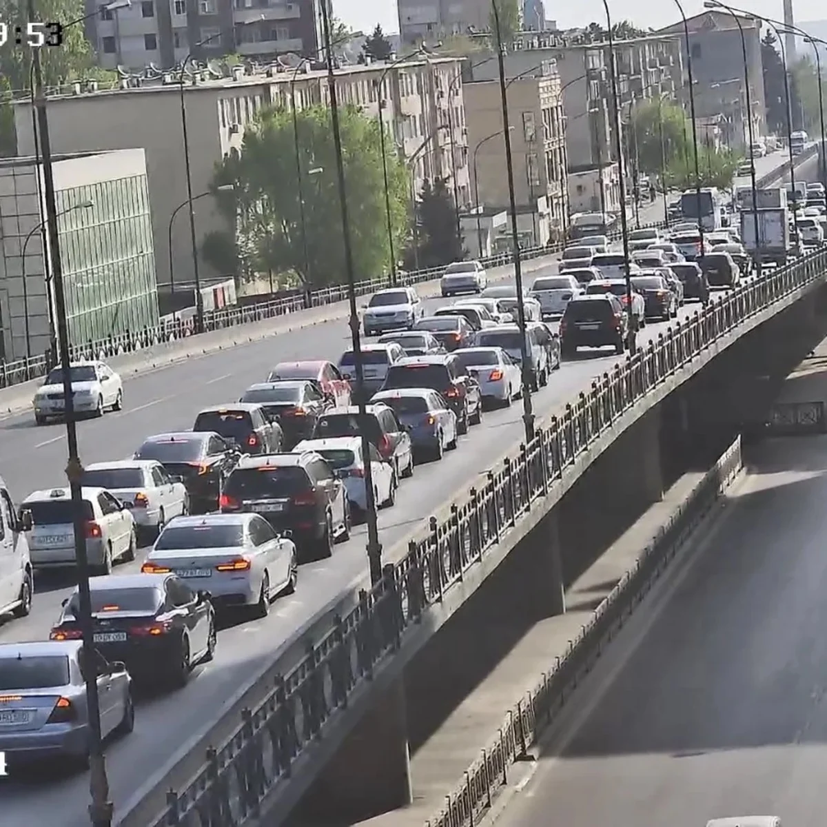 Bakının bir sıra yollarında tıxac yaranıb - SİYAHI