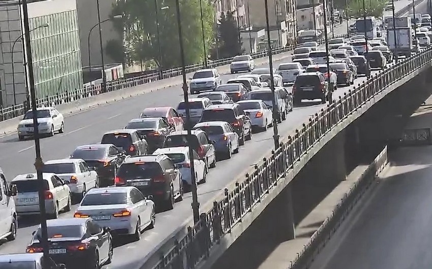 Bakının bir sıra yollarında tıxac yaranıb - SİYAHI
