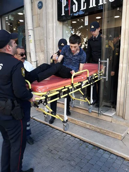 Bakıda halı pisləşən şəxs polis əməkdaşlarının köməkliyi ilə xəstəxanaya çatdırılıb