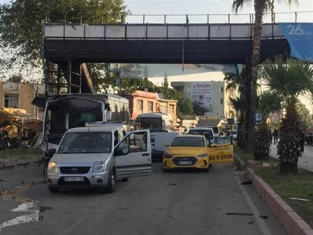 Türkiyədə polis avtomobilinə hücum olub, yaralananlar var