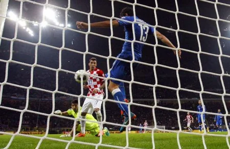 ​İtaliya-Xorvatiya oyunu 73-cü dəqiqədə yarımçıq dayandırılıb