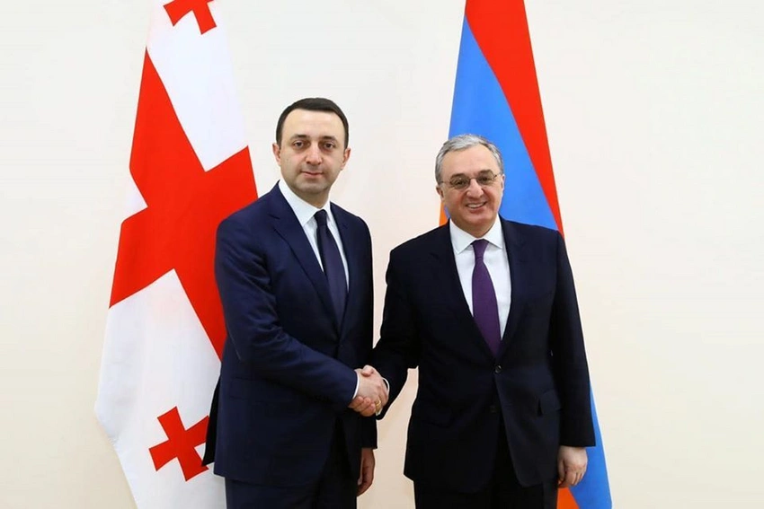 Gürcüstanın müdafiə naziri Ermənistanın XİN başçısı ilə müzakirələr apardı