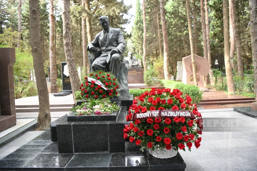 Milli Musiqi Günü münasibətilə Üzeyir Hacıbəylinin məzarı ziyarət olunub