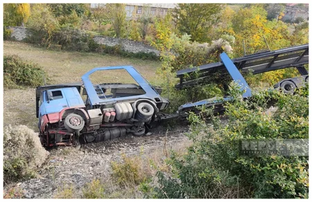 Şəkidə “TIR” dərəyə aşıb