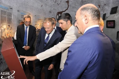 Donald Tusk Qobustan Milli Tarix-Bədii Qoruğunda olub
