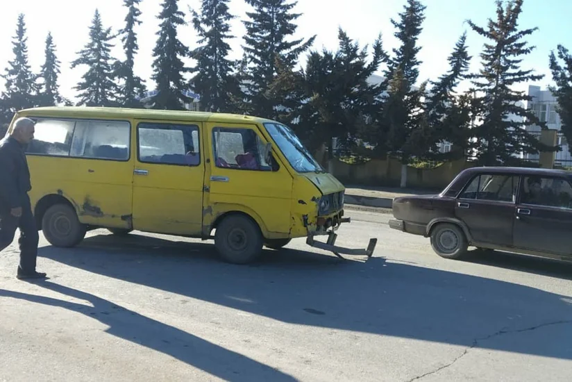 В Кюрдамире столкнулись автомобиль и микроавтобус - ВИДЕО