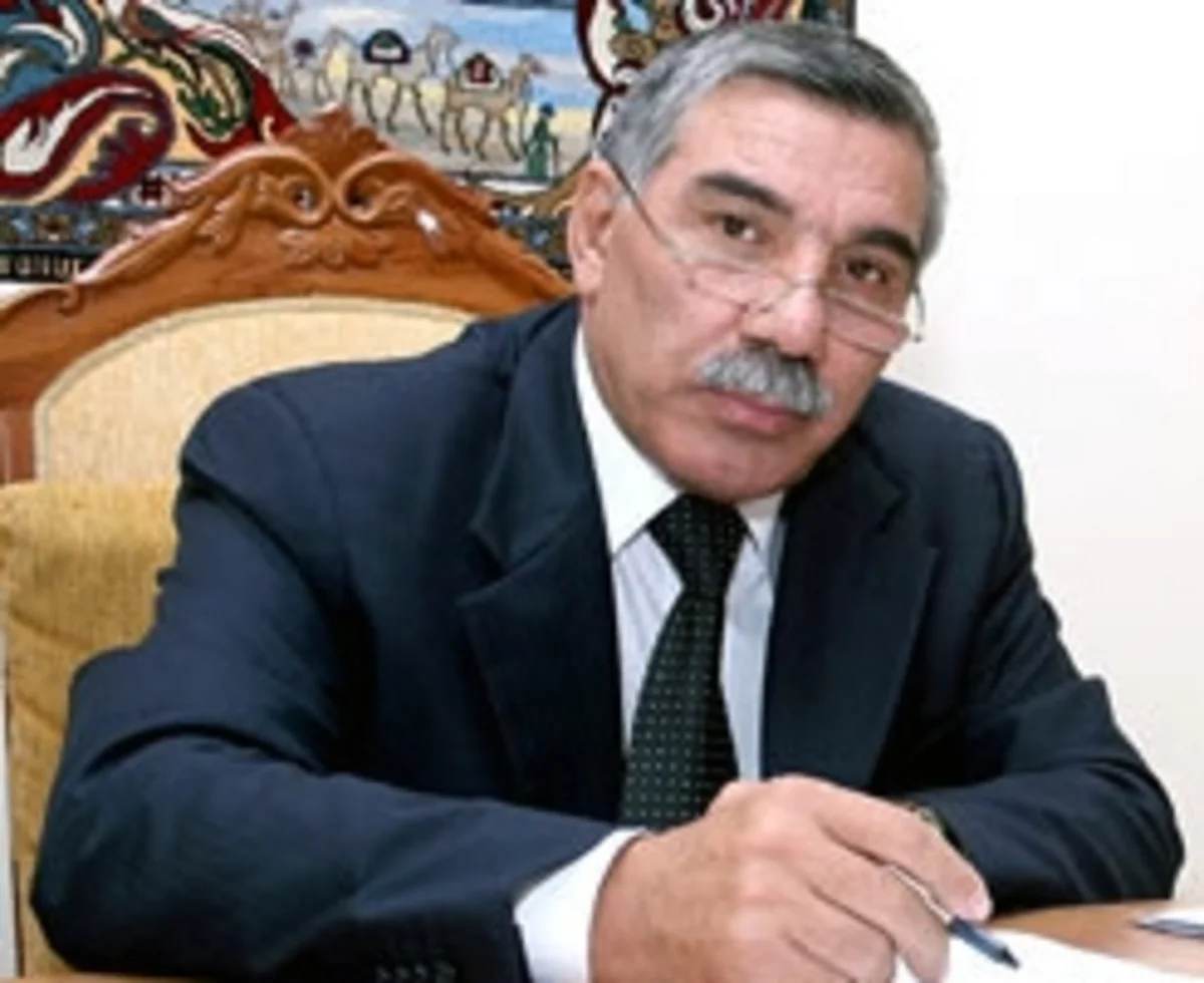 ​Zəlimxan Yaqubun “Dünya çiçək, insan oğlu arıdı” kitabı işıq üzü görüb