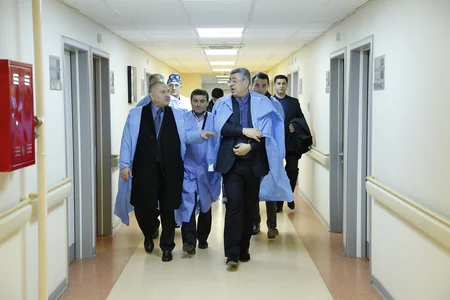 SOCAR-ın vitse-prezidentləri xəsarət alan neftçilərə baş çəkiblər - FOTO