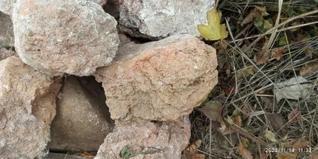 Qubada çaydaşlarından və bişmiş kərpicdən ibarət divar aşkarlanıb