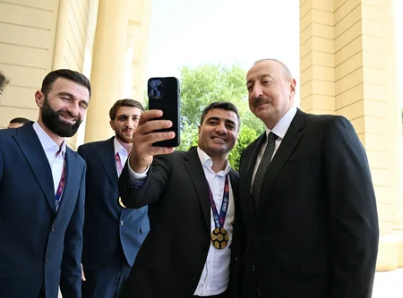 Президент Ильхам Алиев принял членов сборной Азербайджана по мини-футболу