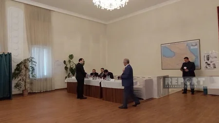 Voting in Ukraine kicks off amid air attack