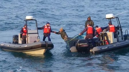 В Каспийском море спасли с лодки двух человек