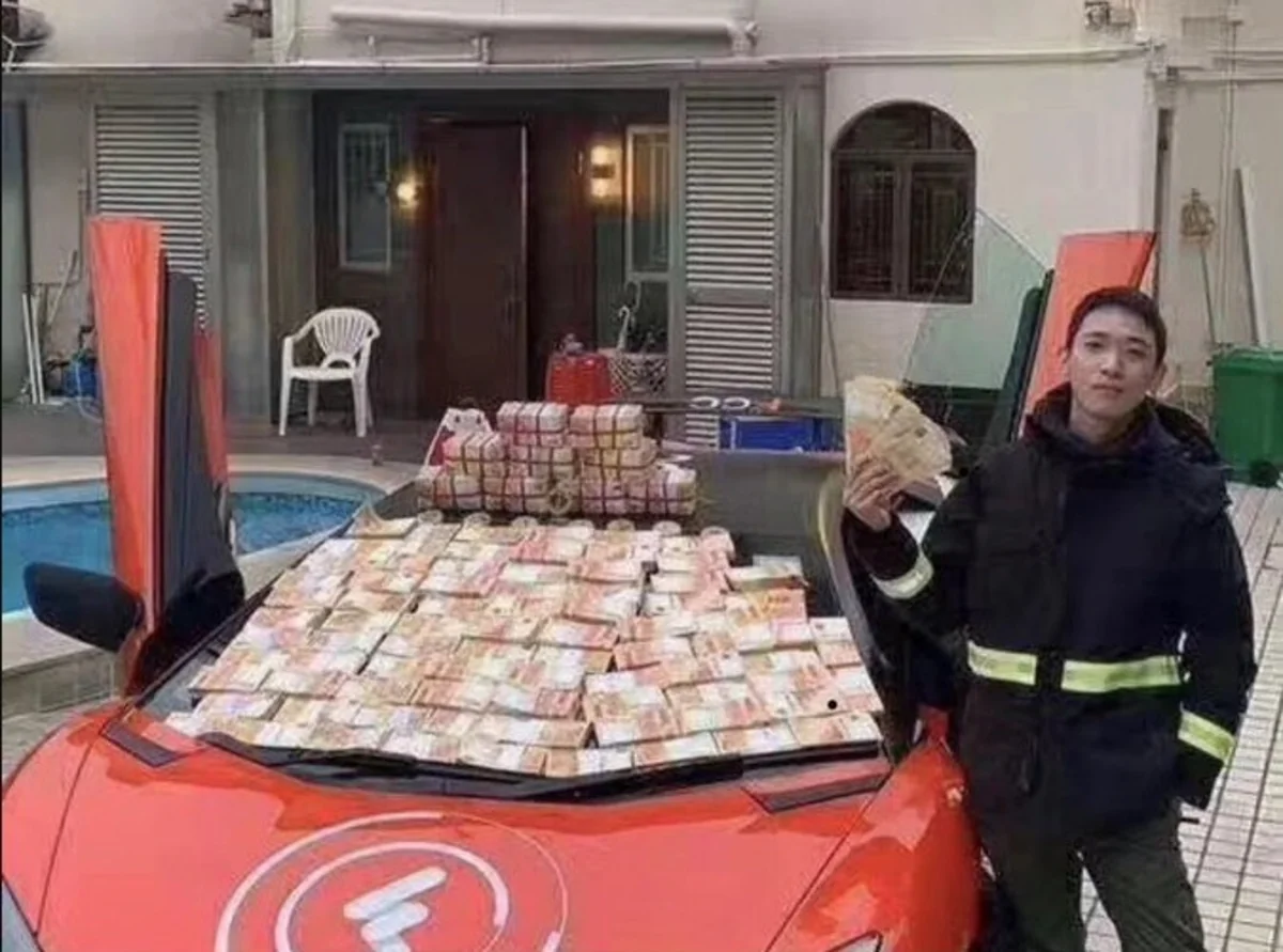 В Гонконге задержали мужчину, выбрасывающего из окна деньги в толпу - ВИДЕО
