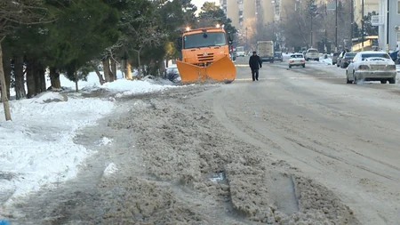 Yeni Günəşli qəsəbəsində yollar buzdan təmizlənir - VİDEO