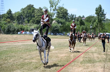 Karabakh horse named “Dostlug” presented to Gurbanguly Berdimuhamedov at Jidir Duzu plain
