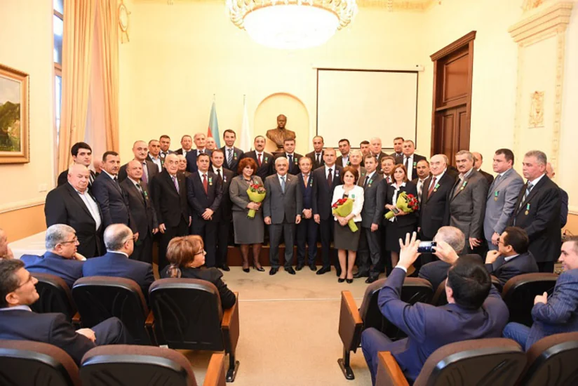 SOCAR-da yüksək dövlət təltiflərinə layiq görülmüş neftçilərə orden və medallar təqdim olunub - VİDEO