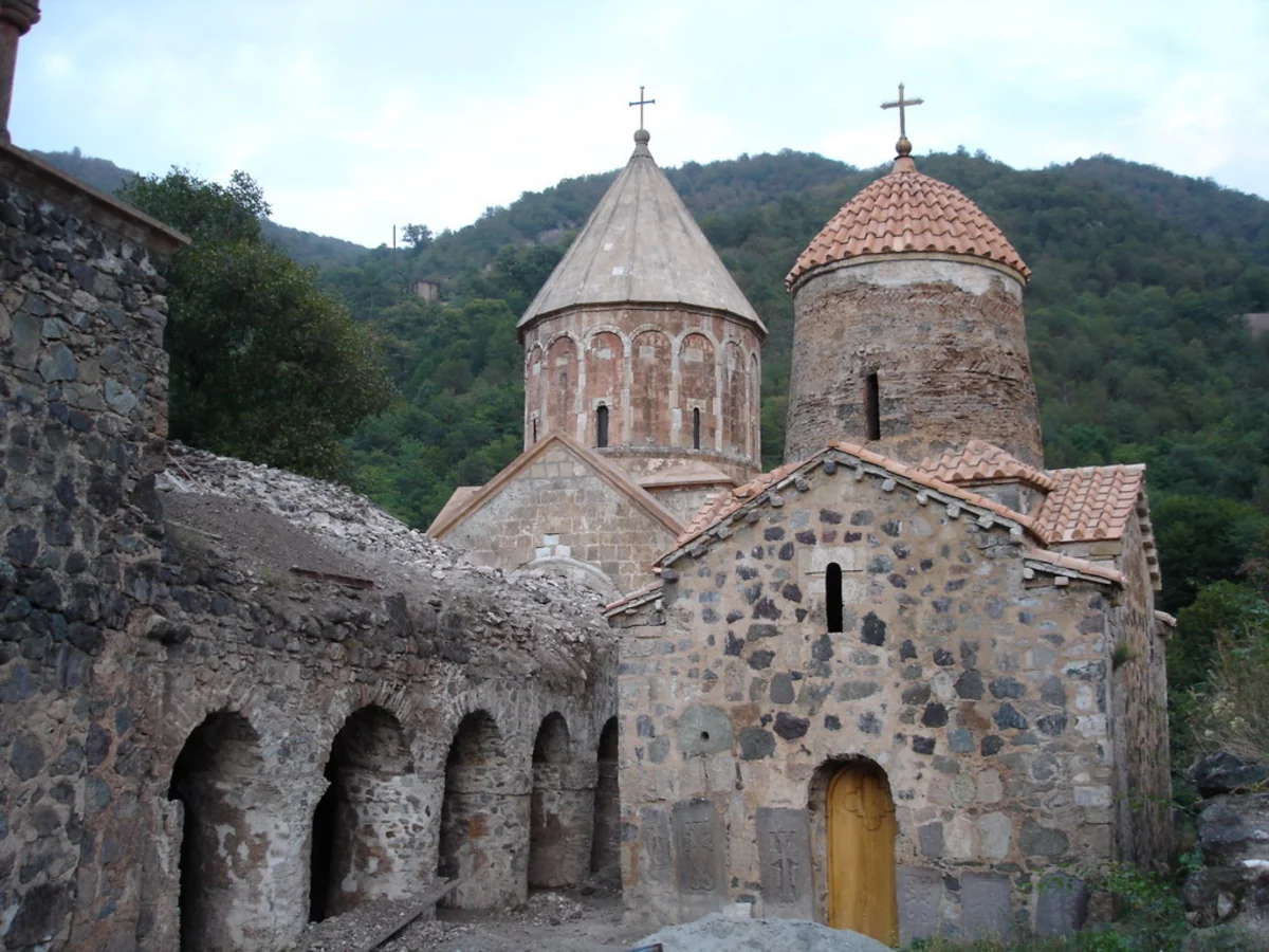 Sədr: “Ermənilər Alban Kilsəsini Erməni-qriqoryan Kilsəsindən asılı vəziyyətə salmağa cəhd edir”