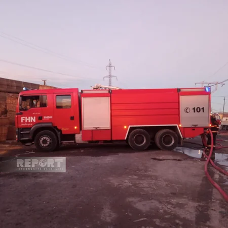 Bakıda inşaat materialları bazarındakı yanğının açıq alov mənbələri söndürülüb - YENİLƏNİB-7
