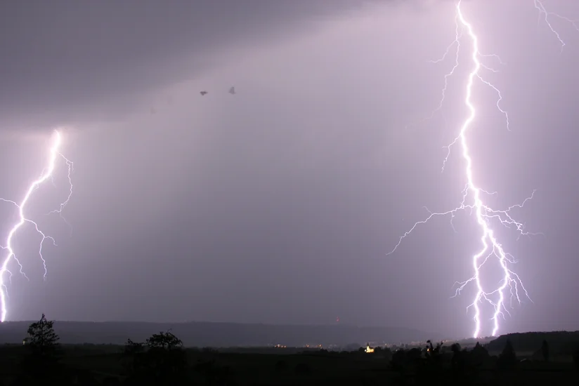 İyunun 27-dək rayonlarda şimşək çaxacaq, güclü külək əsəcək